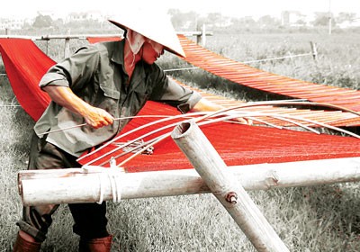 A man at a silk weaving unit in Van Phuc Village of Ha Dong District in Hanoi (Photo: SGGP)